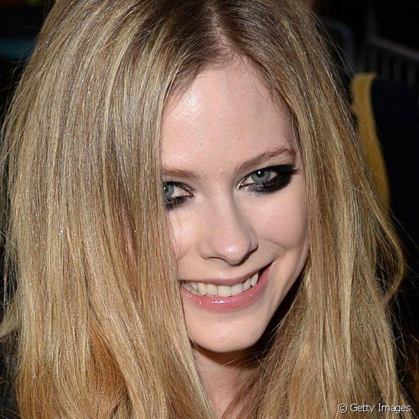 Avril Lavingne adora usar a sombra preta para criar esfumados borradinhos nos olhos